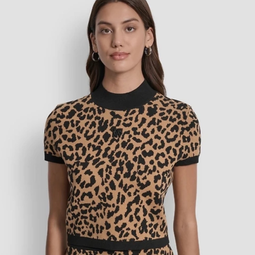 DKNY Animal Print Short Sleeve Shirt Round Neck Ribbed Hem‎ Stretchy Small NWT